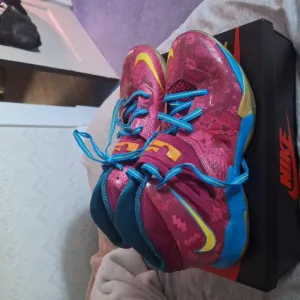 Vintage Nike Zoom LeBron Soldier 7 VII “Bronny Nike Pink and Blue Athletic Shoes