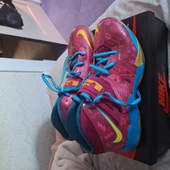 Vintage Nike Zoom LeBron Soldier 7 VII “Bronny Nike Pink and Blue Athletic Shoes