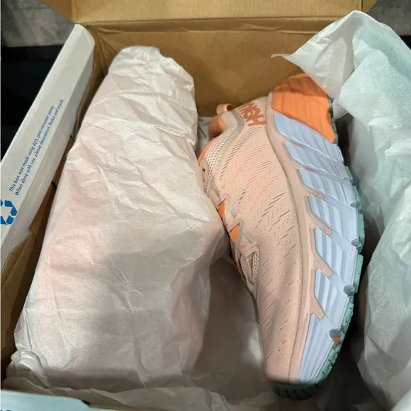 Women’s Hoka Gaviota 3 Peach shoe size 6.5B